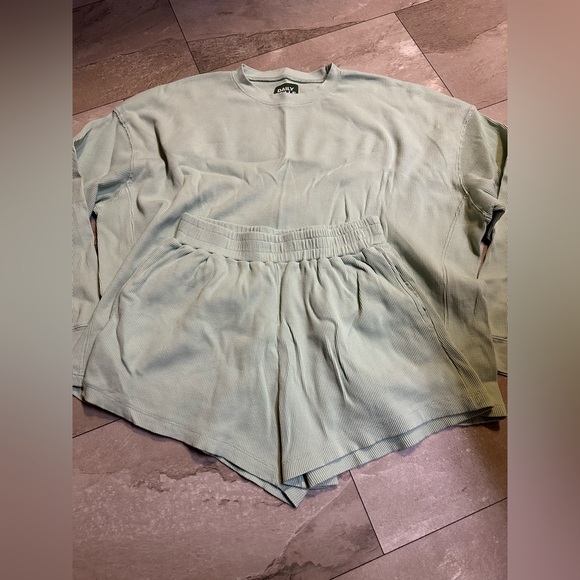 Daily Drills Thermal Top and Shorts Set in Mint - Picture 3 of 8